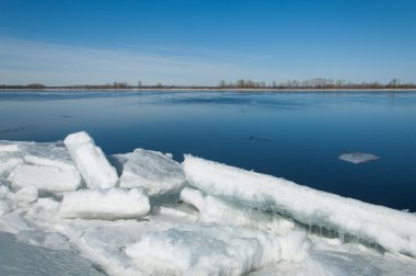 Bahar sel, buzlu su, erken Bahar Nehri üzerinde. Rusya Tataristan Kama Nehri erken Bahar