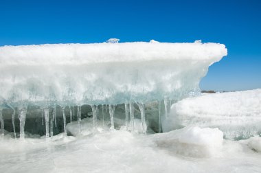 doku. buz. Donmuş buz Nehri üzerinde.