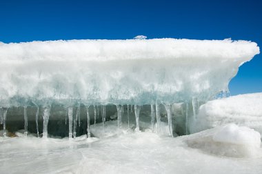 doku. buz. Donmuş buz Nehri üzerinde.