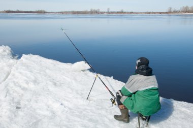 Nehir sel balıkçılar. Nehir buz balıkçılar yırtılmış. Nehir ile 