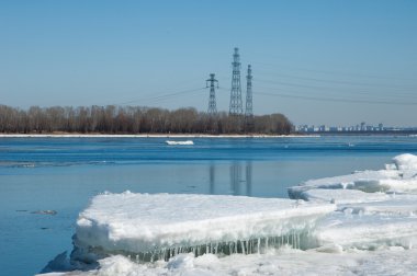 Bahar sel, buzlu su, erken Bahar Nehri üzerinde. Rusya Tataristan Kama Nehri erken Bahar