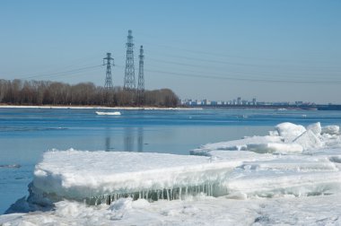Bahar sel, buzlu su, erken Bahar Nehri üzerinde