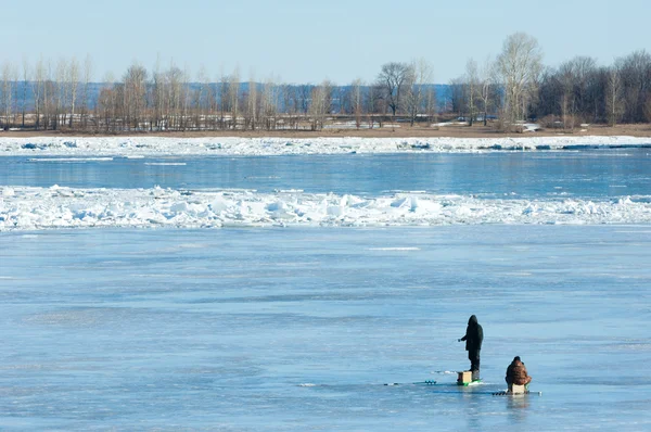 Rivier overstroming vissers. Verscheurd rivier ijs vissers. Rivier met de — Stockfoto