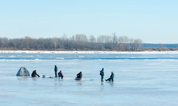 River flood fishermen. Torn river ice fishermen. River with the — Stock Photo, Image