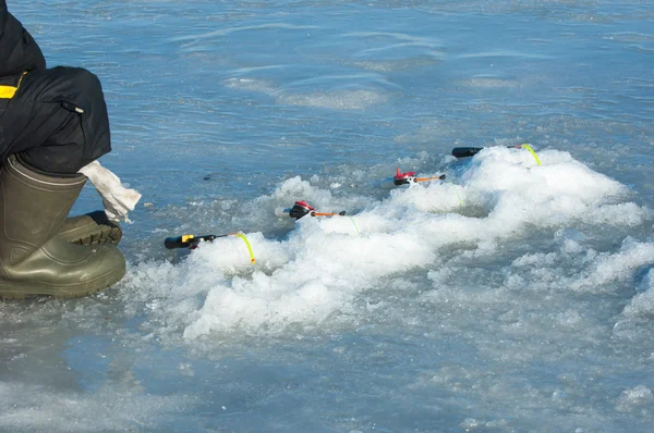 I pescatori delle inondazioni. Pescatori di ghiaccio lacerati. Fiume con il — Foto Stock