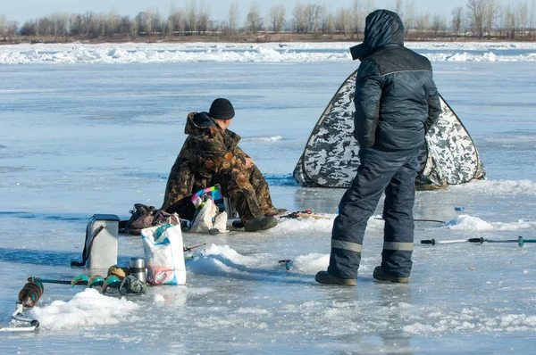 河洪水渔民。撕毁河冰渔民。与河 — 图库照片