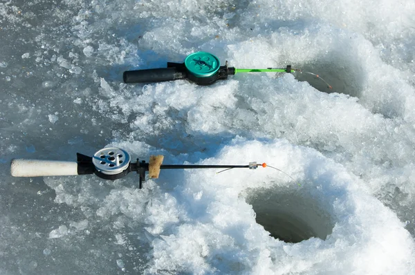 Nehir sel balıkçılar. Nehir buz balıkçılar yırtılmış. Nehir ile 