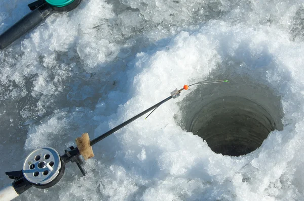 Pescadores de río. Pescadores de hielo desgarrados. Río con el —  Fotos de Stock