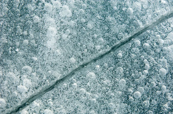 Лед на реке весной — стоковое фото