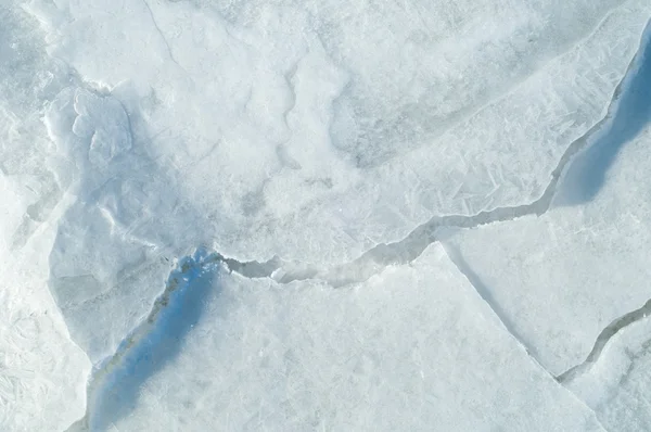 Πάγο στις όχθες του ποταμού στις αρχές της άνοιξης — Φωτογραφία Αρχείου
