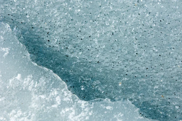 春に凍った湖。春氷 — ストック写真
