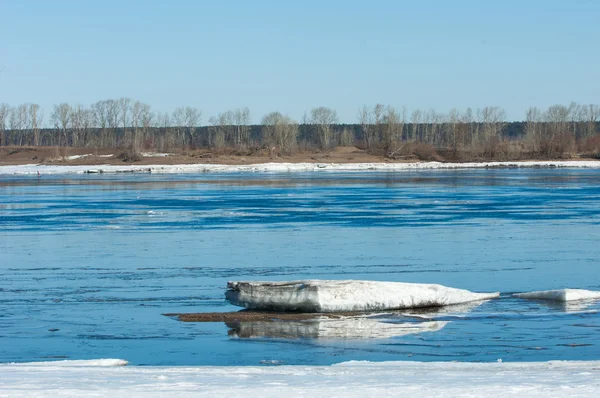 Река со сломанным льдом. Ледовые хаммоки на реке весной . — стоковое фото