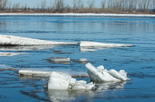 Rivier Met Gebroken Ice Ijs Hummocks Rivier Het Voorjaar Landschap — Stockfoto