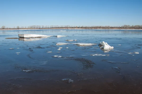 Река с разбитыми ледяными столбами. Ice hummocks on the river — стоковое фото