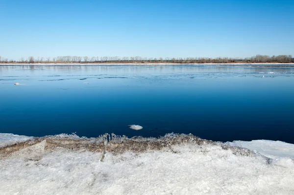 Nehir ile kırık buz buz Tepecik bahar Nehri üzerinde. — Stok fotoğraf