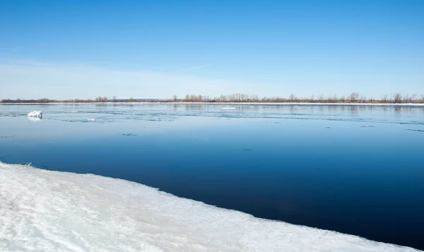 Río con hielo roto. hummoquks de hielo en el río en primavera . — Foto de Stock