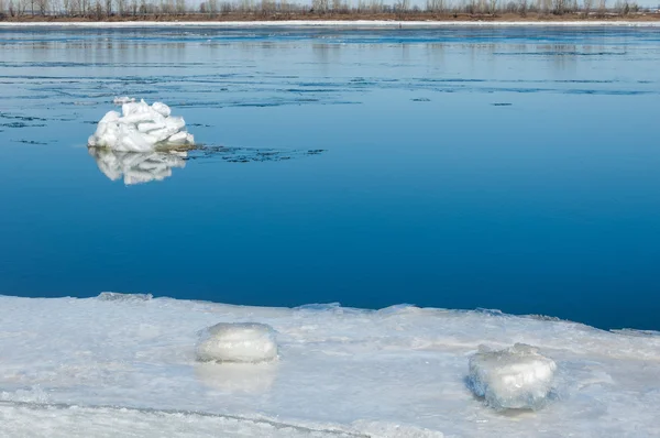 Floden Med Bruten Ice Ojämlikheter Floden Våren Landskap Närbild Drift — Stockfoto