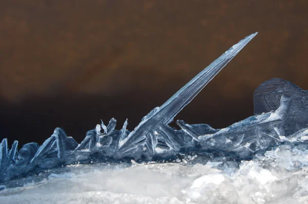 早春の川を氷します。 — ストック写真