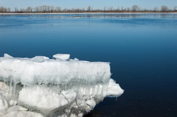 Våren översvämningar, isvatten, tidig våren vid floden — Stockfoto