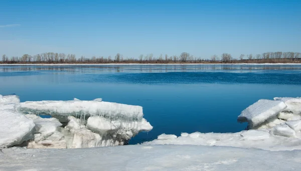 Våren översvämningar, isvatten, tidig våren vid floden — Stockfoto