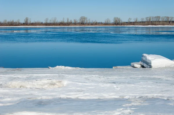 Bahar sel, buzlu su, erken Bahar Nehri üzerinde