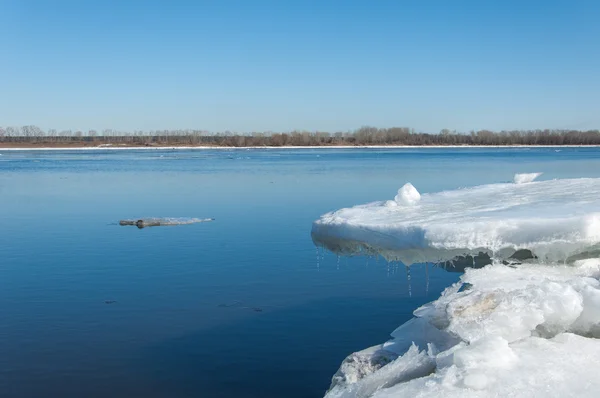 Inondazioni primaverili, acqua ghiacciata, inizio primavera sul fiume — Foto Stock