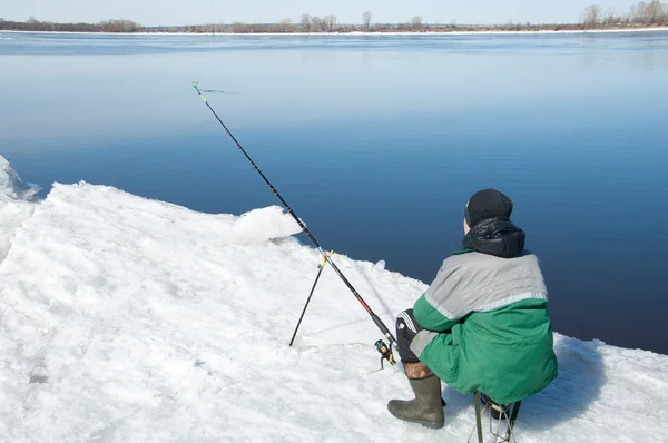 Pescadores de río. Pescadores de hielo desgarrados. Río con el — Foto de Stock