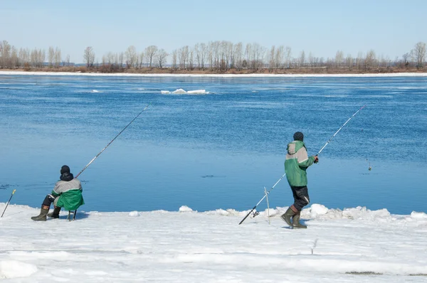 I pescatori delle inondazioni. Pescatori di ghiaccio lacerati. Fiume con il — Foto Stock