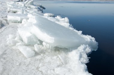 Bahar sel, buzlu su, erken Bahar Nehri üzerinde. Rusya Tataristan Kama Nehri erken Bahar