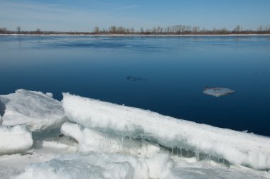 Bahar sel, buzlu su, erken Bahar Nehri üzerinde