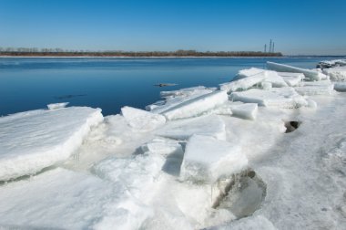Bahar sel, buzlu su, erken Bahar Nehri üzerinde. Rusya Tataristan Kama Nehri erken Bahar