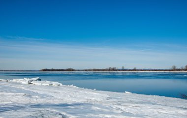 Bahar sel, buzlu su, erken Bahar Nehri üzerinde. Rusya Tataristan Kama Nehri erken Bahar