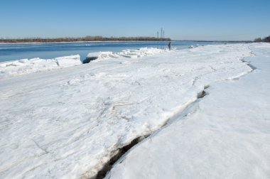 Bahar sel, buzlu su, erken Bahar Nehri üzerinde. Rusya Tataristan Kama Nehri erken Bahar