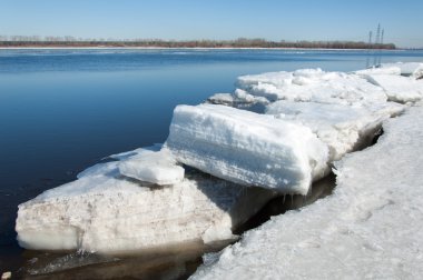 Bahar sel, buzlu su, erken Bahar Nehri üzerinde. Rusya Tataristan Kama Nehri erken Bahar