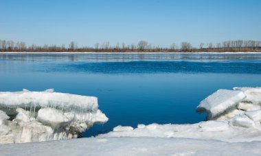 Bahar sel, buzlu su, erken Bahar Nehri üzerinde