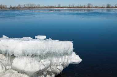 Bahar sel, buzlu su, erken Bahar Nehri üzerinde. Rusya Tataristan Kama Nehri erken Bahar