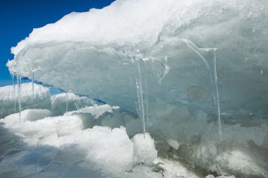 doku. buz. Donmuş buz Nehri üzerinde.