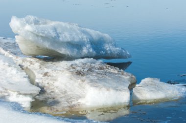 Bahar sel, buzlu su, erken Bahar Nehri üzerinde. Rusya Tataristan Kama Nehri erken Bahar