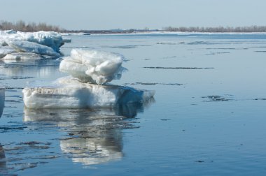 Bahar sel, buzlu su, erken Bahar Nehri üzerinde. Rusya Tataristan Kama Nehri erken Bahar