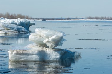 Bahar sel, buzlu su, erken Bahar Nehri üzerinde. Rusya Tataristan Kama Nehri erken Bahar