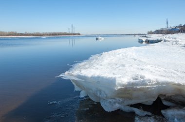 Bahar sel, buzlu su, erken Bahar Nehri üzerinde. Rusya Tataristan Kama Nehri erken Bahar