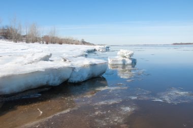 Bahar sel, buzlu su, erken Bahar Nehri üzerinde. Rusya Tataristan Kama Nehri erken Bahar