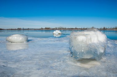 Bahar sel, buzlu su, erken Bahar Nehri üzerinde. Rusya Tataristan Kama Nehri erken Bahar