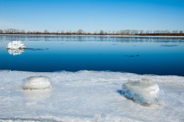 Bahar sel, buzlu su, erken Bahar Nehri üzerinde. Rusya Tataristan Kama Nehri erken Bahar