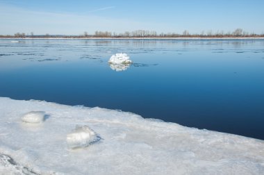 Bahar sel, buzlu su, erken Bahar Nehri üzerinde. Rusya Tataristan Kama Nehri erken Bahar