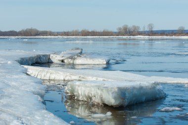 Nehir ile kırık buz buz Tepecik bahar Nehri üzerinde. manzara yakın çekim buz drift güneşli bir bahar Nehri üzerinde