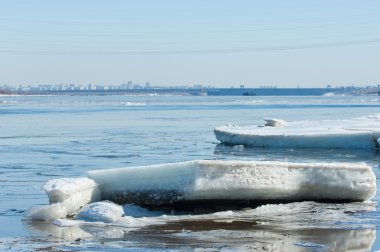 Nehir ile kırık buz buz Tepecik bahar Nehri üzerinde. manzara yakın çekim buz drift güneşli bir bahar Nehri üzerinde
