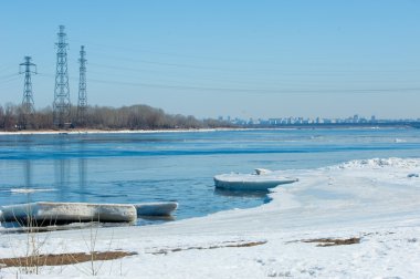 Nehir ile kırık buz enerji ayağı. buz Tepecik bahar Nehri üzerinde. manzara yakın çekim buz drift güneşli bir bahar Nehri üzerinde