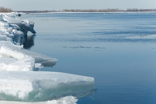 Inondation printanière, eau glacée, début du printemps sur la rivière — Photo