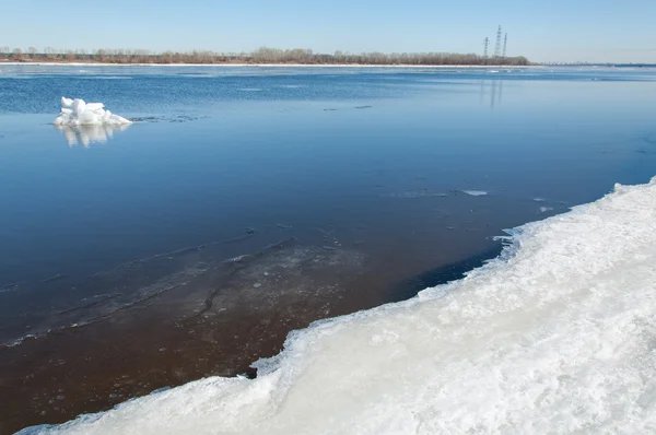 春天的洪水 早期春在河上 早春的俄罗斯鞑靼斯坦凯马河 — 图库照片